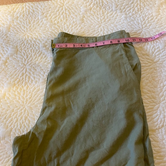 H&M army green, size XXL flat front shorts. - Picture 4 of 5